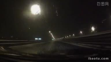 汽车在暴风雪中行驶在夜路上